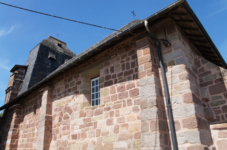 Façade latérale sud de la chapelle Sainte-Marguerite au hameau de la Chapelle. - Allassac