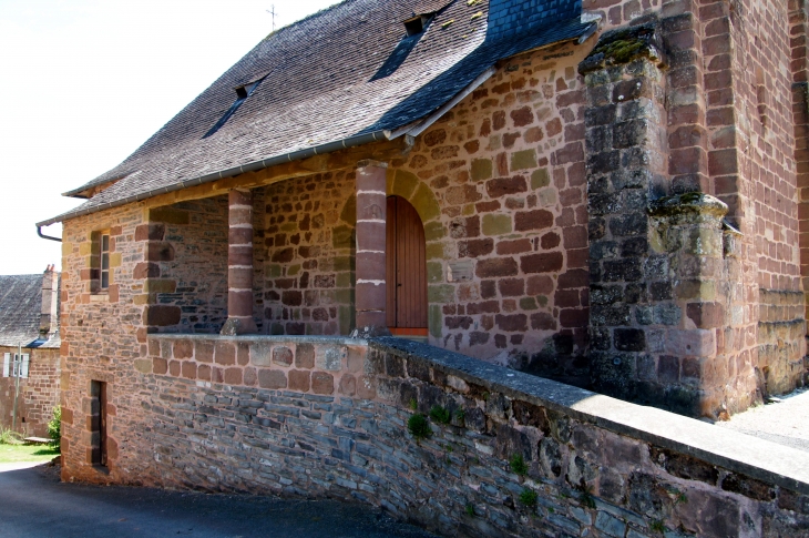Le portail, façade latérale nord, de la chapelle Sainte-Marguerite au hameau de la Chapelle. - Allassac