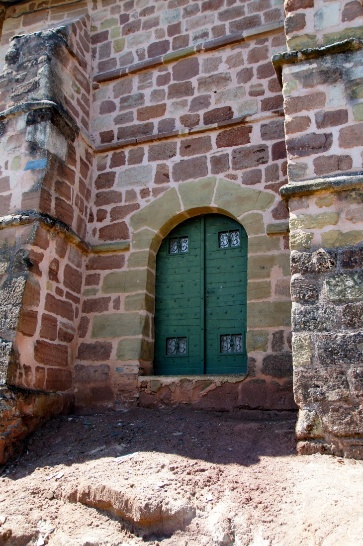 Portail, vers l'est, du chevet de la chapelle Sainte-Marguerite au hameau de la chapelle. - Allassac