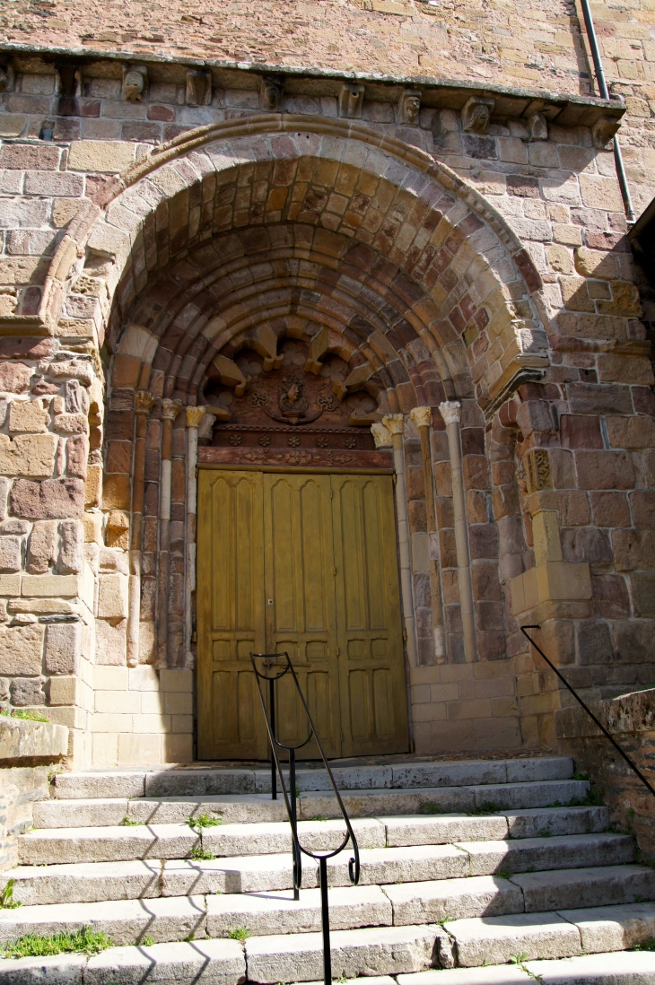 Le portail sud de l'église Saint Jean-Baptiste. - Allassac