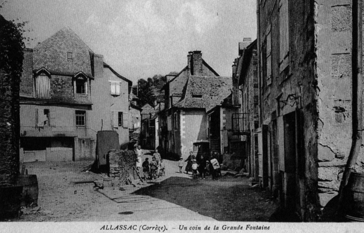 Un coin de la Grande Fontaine, vers 1910 (carte postale ancienne). - Allassac
