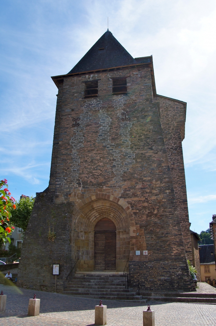 La façade occidentale de l'église Saint Jean-Baptiste. - Allassac
