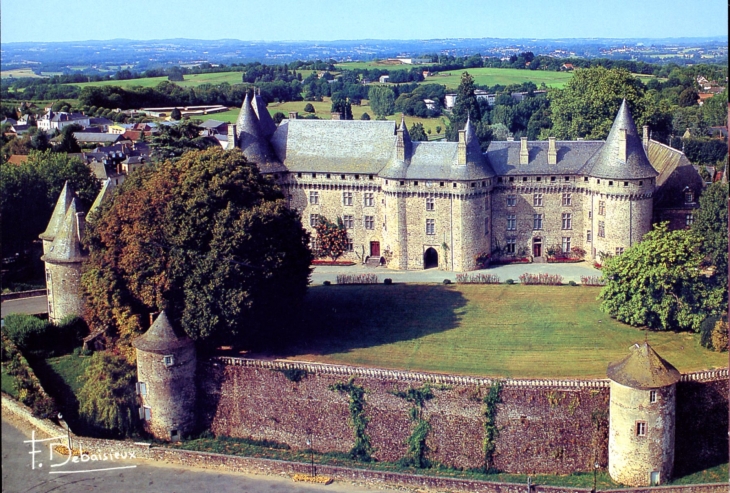 Le Château du XVe siècle (carte postale de 1990). - Arnac-Pompadour