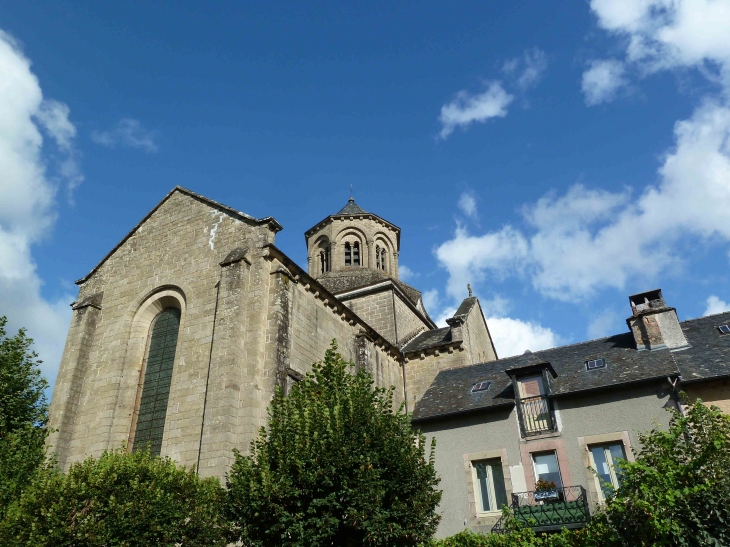 Église abbatiale Saint-Étienne et bâtiments monastiques de l'ancienne abbaye cistercienne fondée en 1142 par saint Étienne, premier abbé - Aubazines