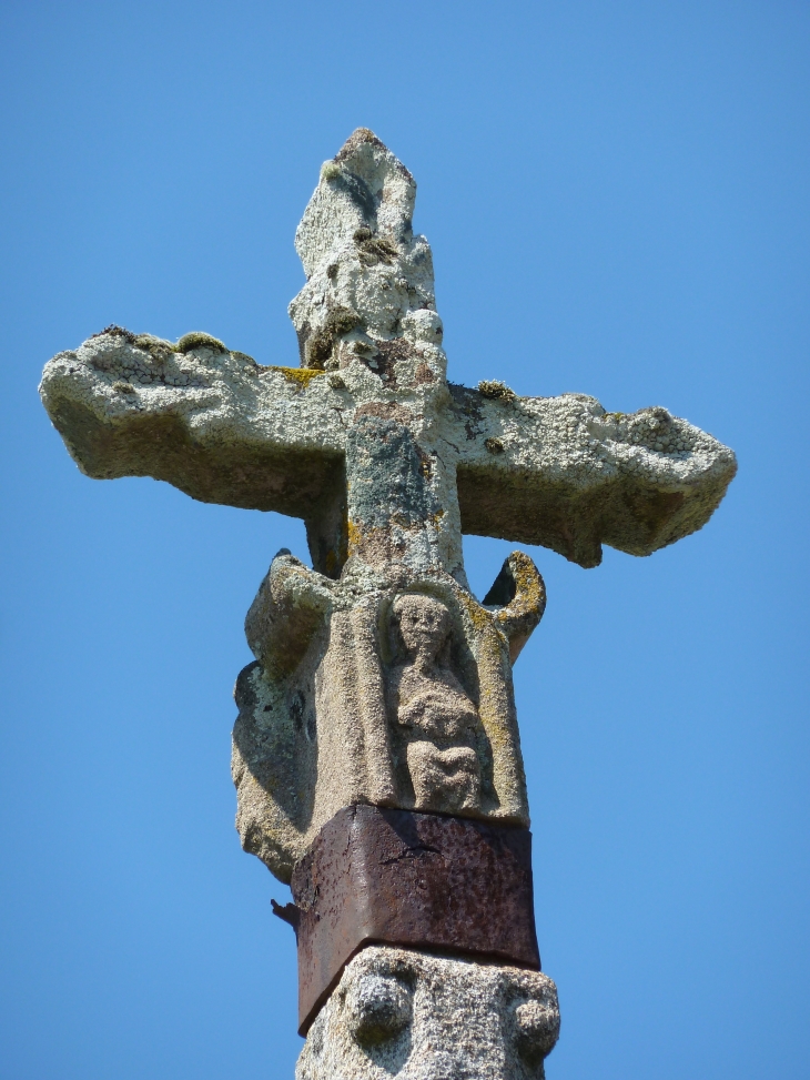 Détail : la Croix du Calvaire. - Beaumont