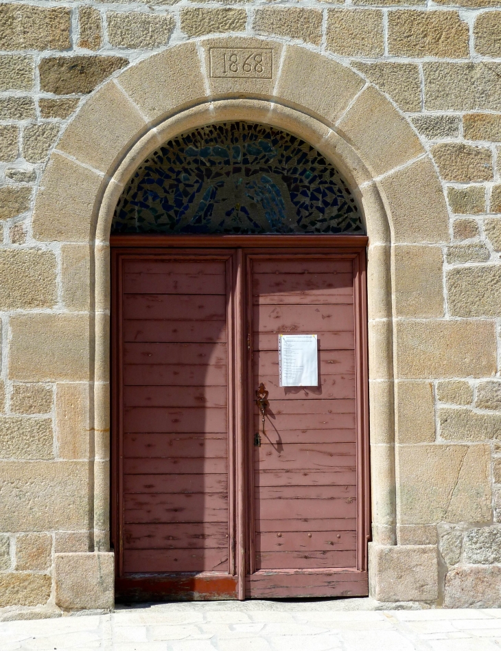 Le portail de l'église Saint Léonard de Noblat. - Beaumont