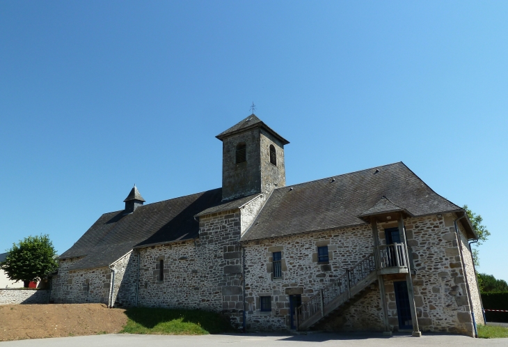 Façade latérale nord de l'église Saint Léonard de Noblat. - Beaumont