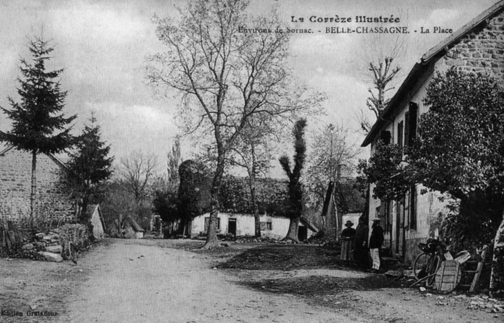 La Place, vers 1910 (cartepostale ancienne). - Bellechassagne