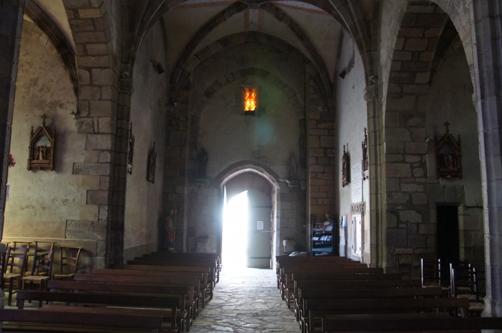 La-nef-vers-le-portail-eglise-saint-eutrope - Beyssac
