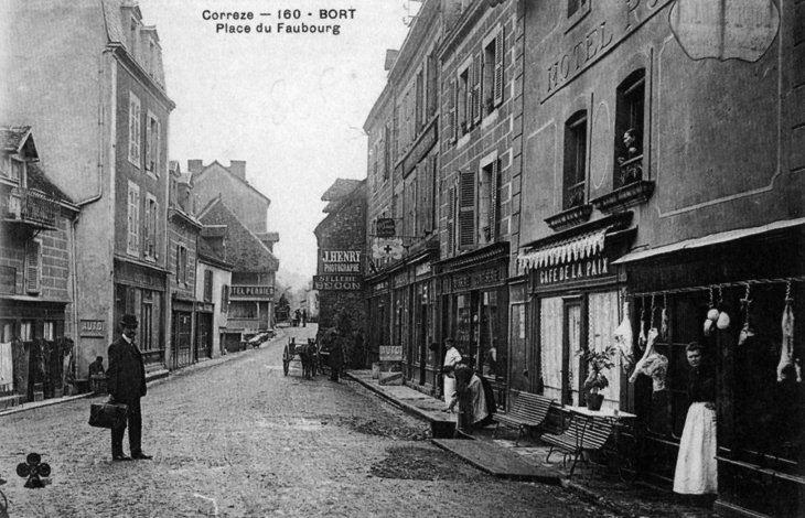 Place du Faubourg, vers 1909 (carte postale ancienne). - Bort-les-Orgues