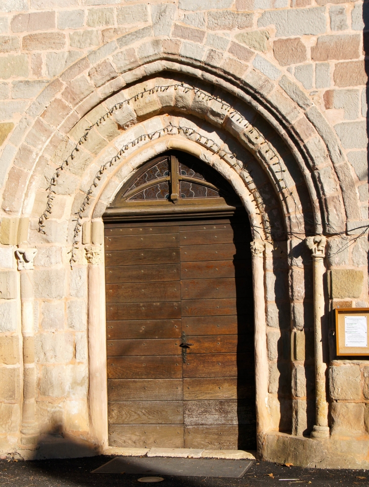 Portail de l'église Saint Pierre ès Liens. - Brignac-la-Plaine