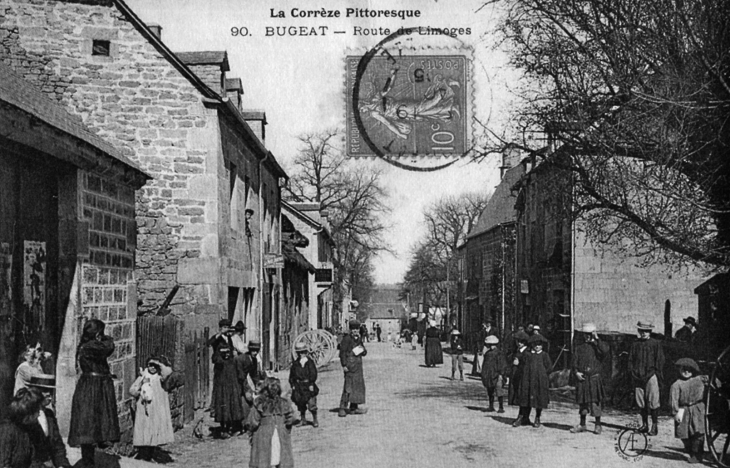 Route de Limoges, vers 1910 (carte postale ancienne). - Bugeat