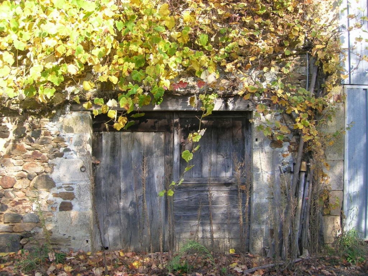 Porte ancienne à Courbeix - Chamboulive
