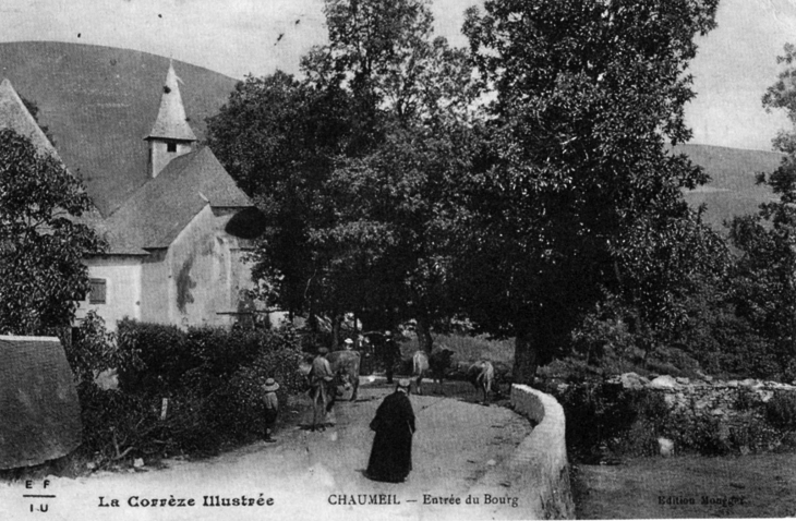 Entrée du bourg, vers 1909 (carte postale ancienne). - Chaumeil