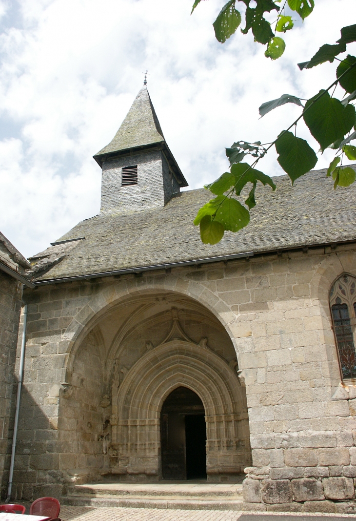 L'église Saint Jacques le Majeur et Saint Laurent comporte un portail gothique à pinacle du XVe siècle sous porche. - Chaumeil