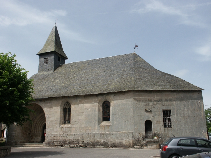 Vue générale de l'église Saint Jacques le Majeur et Saint Laurent du XVe siècle. - Chaumeil