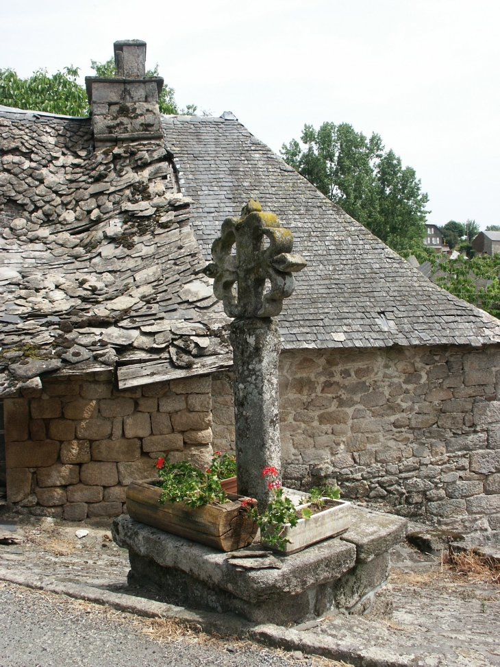 Croix fleurdelisée de la fin du XVe siècle. - Chaumeil