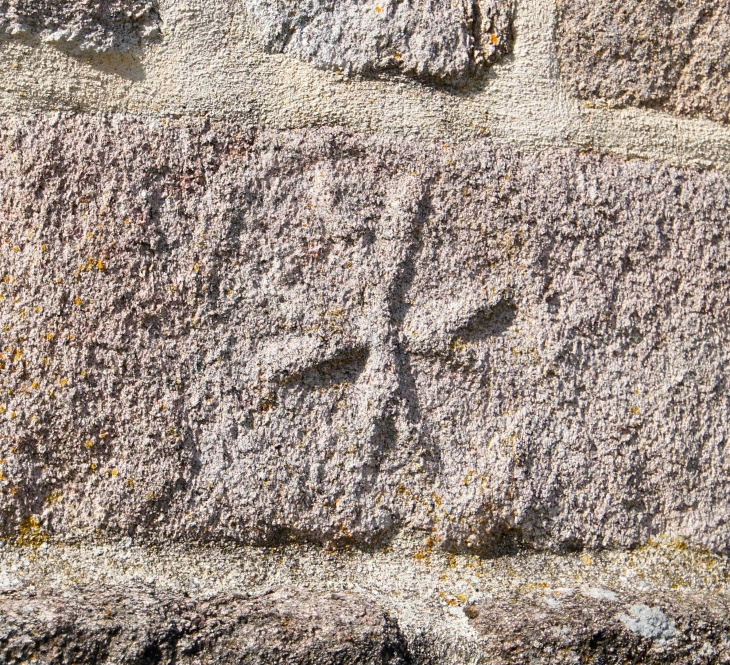 Croix-des-templiers-sculptee-dans-une-pierre-de-l-eglise - Chavanac