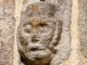 pierre sculptée incrustée dans le mur de l'église.