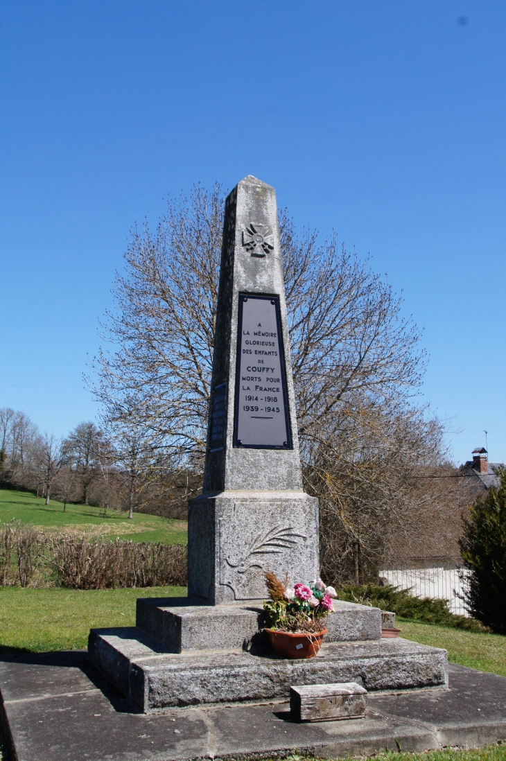 Le Monument aux Morts - Couffy-sur-Sarsonne