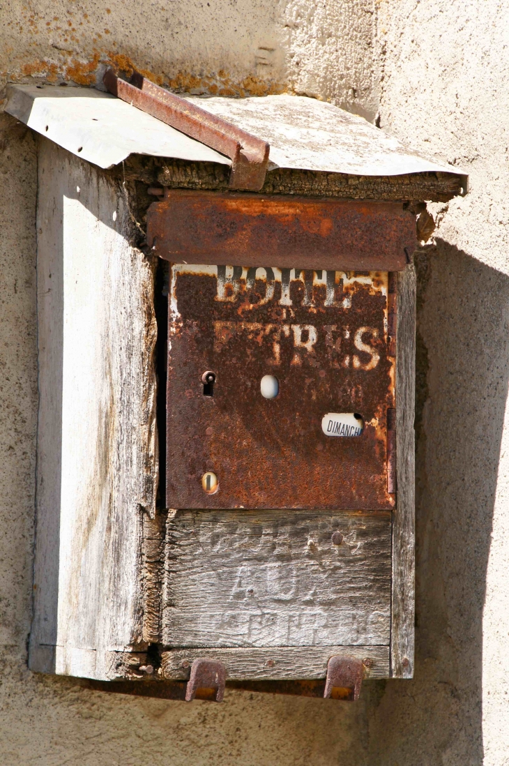 Une ancienne boite aux lettres. - Couffy-sur-Sarsonne