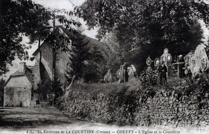 L'église et le cimetière, vers 1910 (carte postale ancienne). - Couffy-sur-Sarsonne