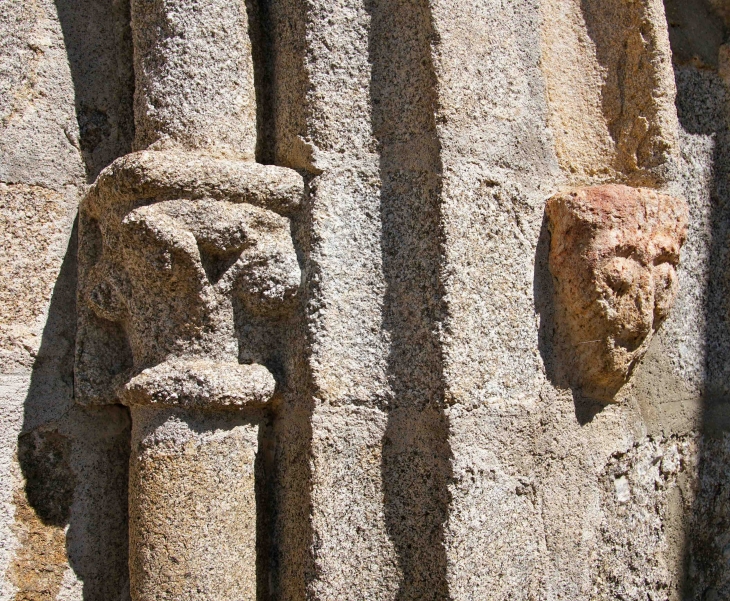 Détail : chapiteaux du portail. - Couffy-sur-Sarsonne