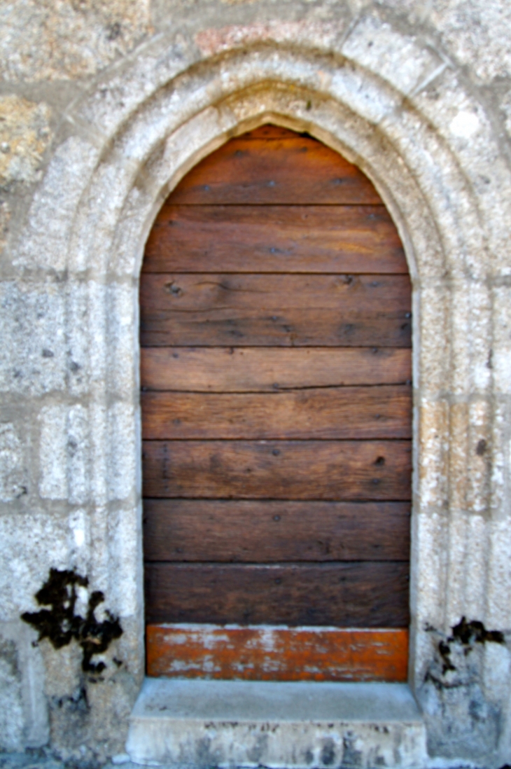 Le portail de la façade occidentale de l'égliseSaint-Martial-de-Limoges. - Couffy-sur-Sarsonne
