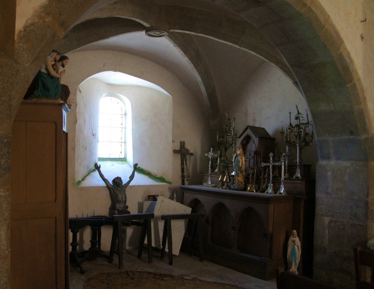 La chapelle latérale nord date du XVe siècle. - Courteix