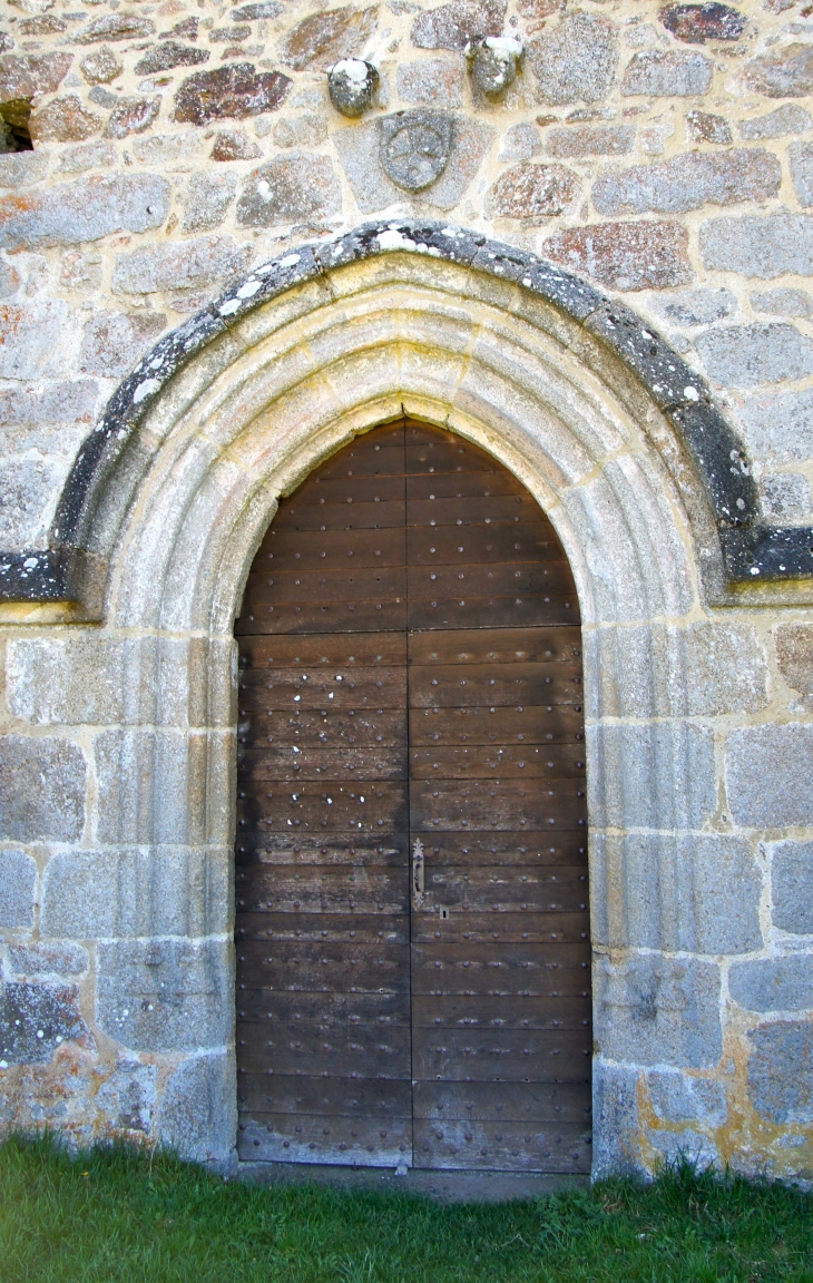 Portail (art gothique) de l'église Saint-pierre-ès-liens. - Courteix