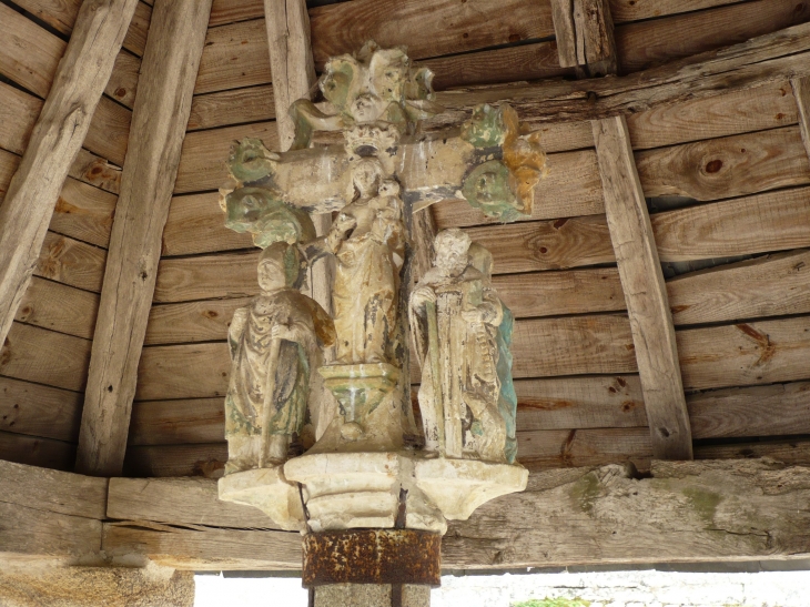 Un remarquable calvaire se trouve sous l'oratoire situé sur la place à proximité de léglise. - Darnets