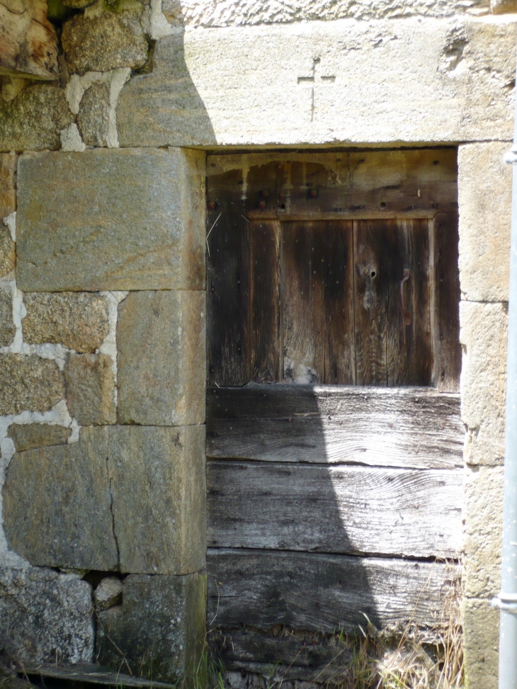 Détail - Un linteau de porte marqué d'une croix - Darnets