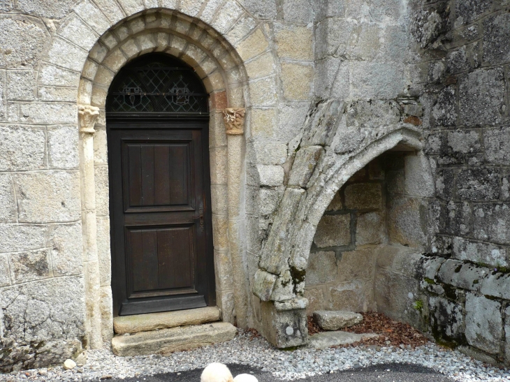Petite porte de l'église Saint-Maurice - Darnets