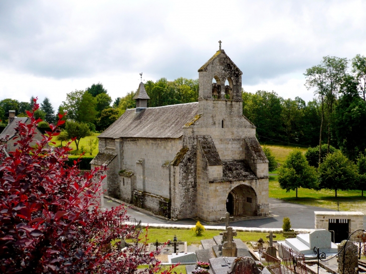 Eglise Saint-Maurice, construite au XIIe siècle et remaniée au XVIe elle présente un mélange de styles roman et gothique. - Darnets
