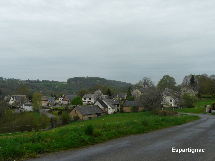 Le village  Crédit :André Pommiès - Espartignac