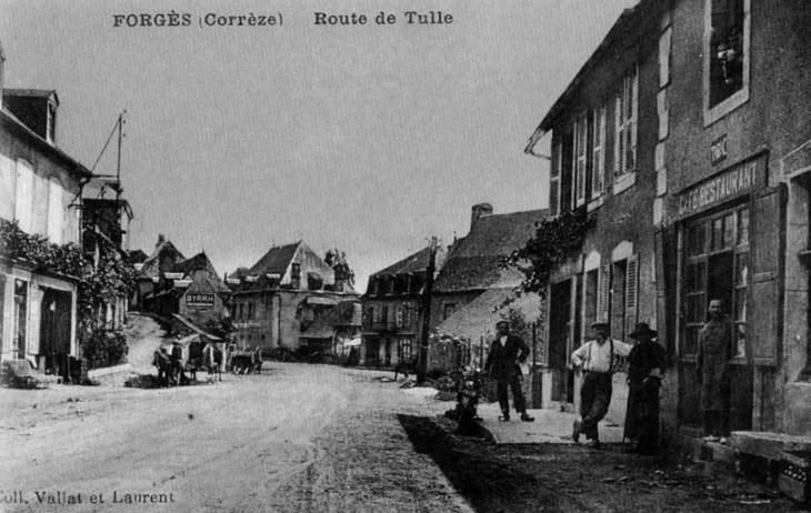 Route de Tulle, vers 1920 (carte postale ancienne). - Forgès