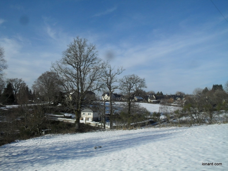 Le village de Gourdon sous la neige - Gourdon-Murat