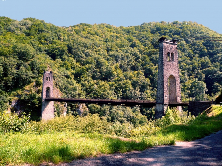 Le viaduc des Rochers Noirs est un pont suspendu centenaire qui enjambe la Luzège entre Lapleau et Soursac. Inauguré le 1er août 1913