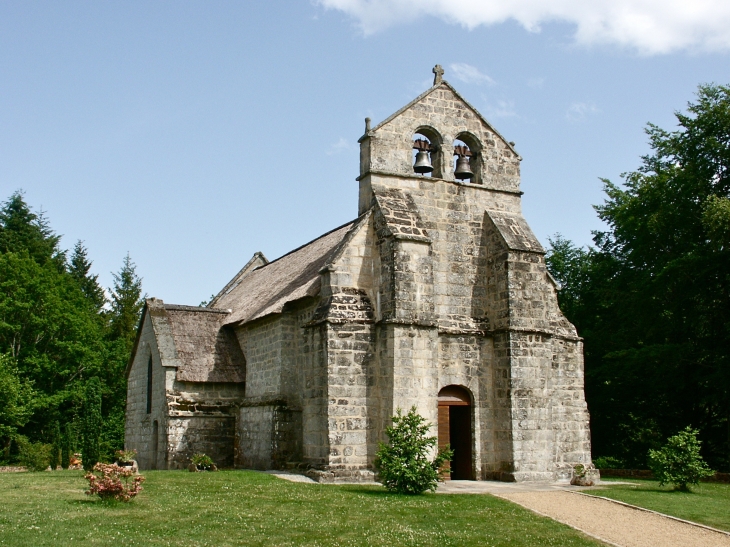 Eglise Saint Antoine Saint Martial du XIIe et XIVe siècles, et restaurée au XIXe siècle. C'est la seule église en France à avoir conservé son toit de chaume. - Lestards