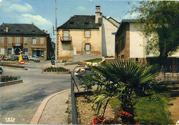 Rond-point et P. et T. (carte postale de 1970) - Meyssac