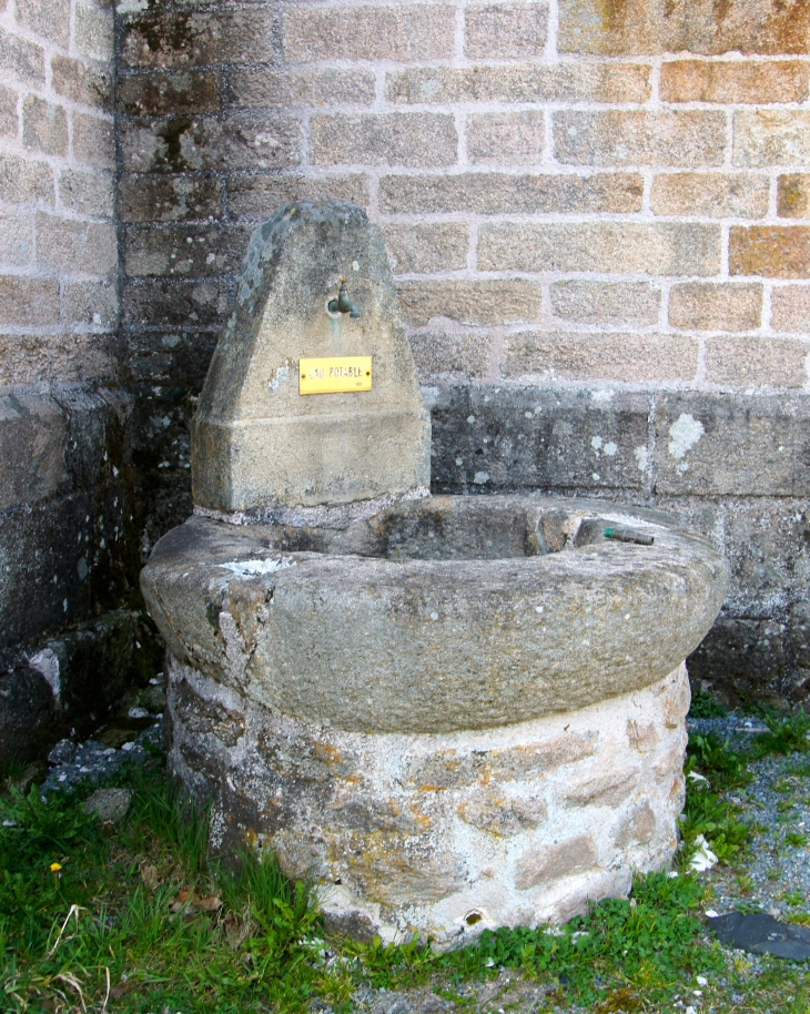 Fontaine sainte-Madeleine près de l'église. - Millevaches