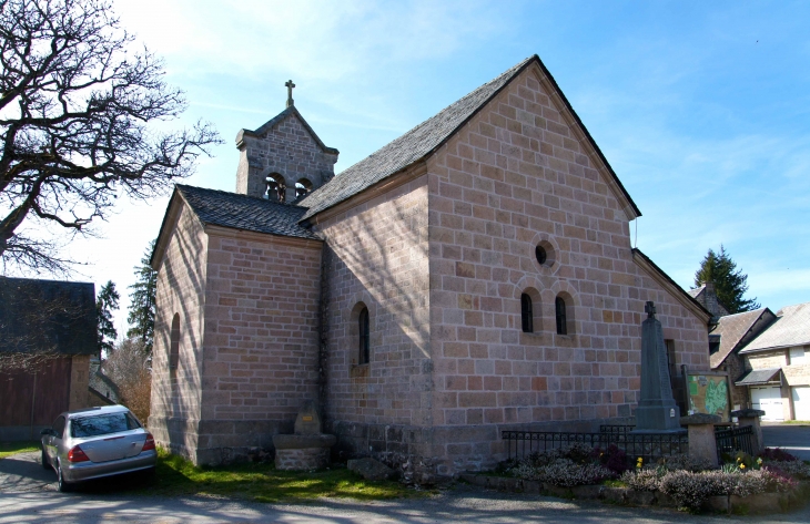 Le chevet de l'église sainte-Madeleine fin du XIXe siècle qui fût rebâtie à cette époque suite à un incendie. - Millevaches