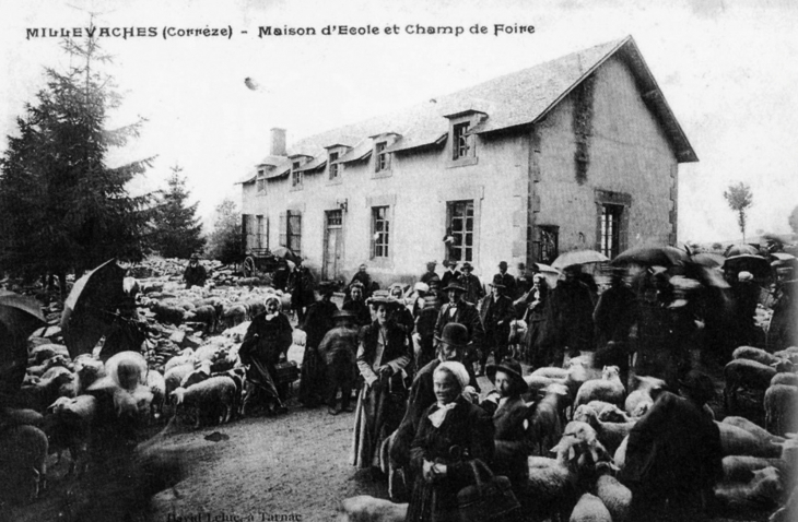 Maison d'école et champ de foire, vers 1920 (carte postale ancienne). - Millevaches