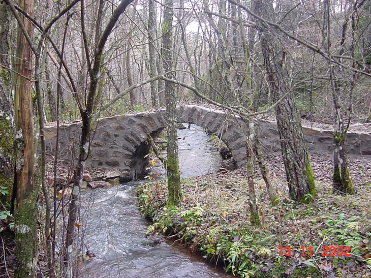 Vieux pont en pierre restauré - Monestier-Merlines