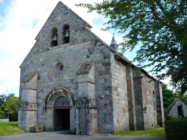 Vers 2007 - Eglise Saint-Pierre, prieurale et paroissiale attestée au XIIe siècle, alors à la collation de Cluny. - Moustier-Ventadour