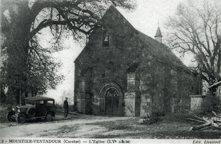 Vers 1940, l'église Saint-Pierre du XIIe siècle (carte postale ancienne). - Moustier-Ventadour