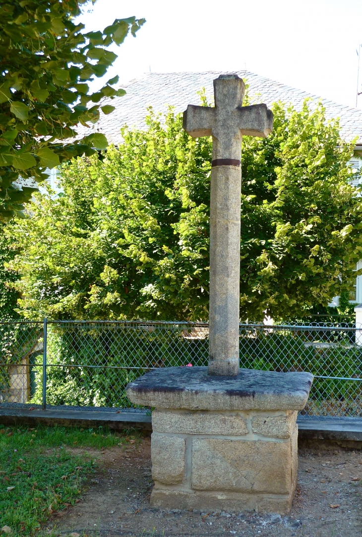 La Croix près de l'église. - Orliac-de-Bar