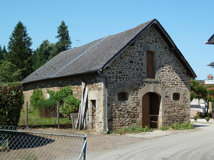 Une grange dans le village. - Orliac-de-Bar