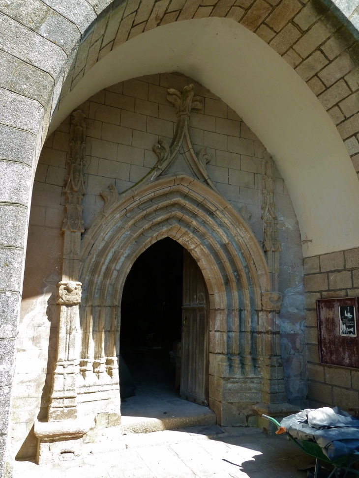 Le portail de l'église Saint Laurent. - Orliac-de-Bar