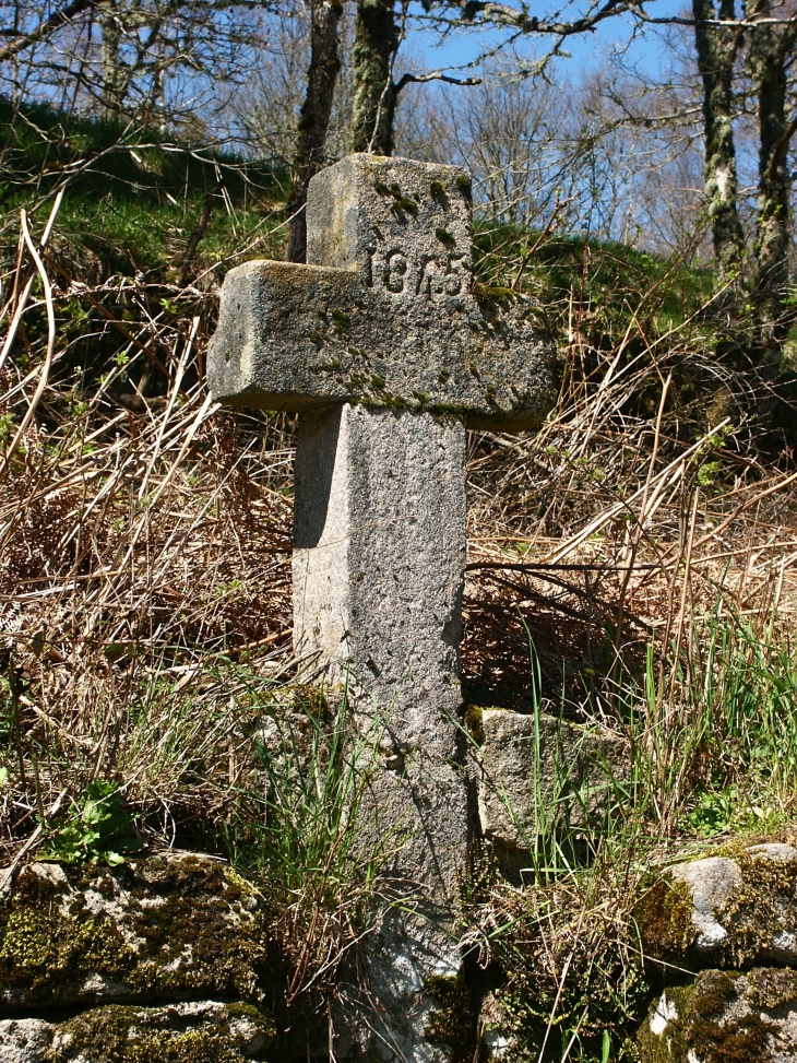Croix de chemin 1845. - Pérols-sur-Vézère